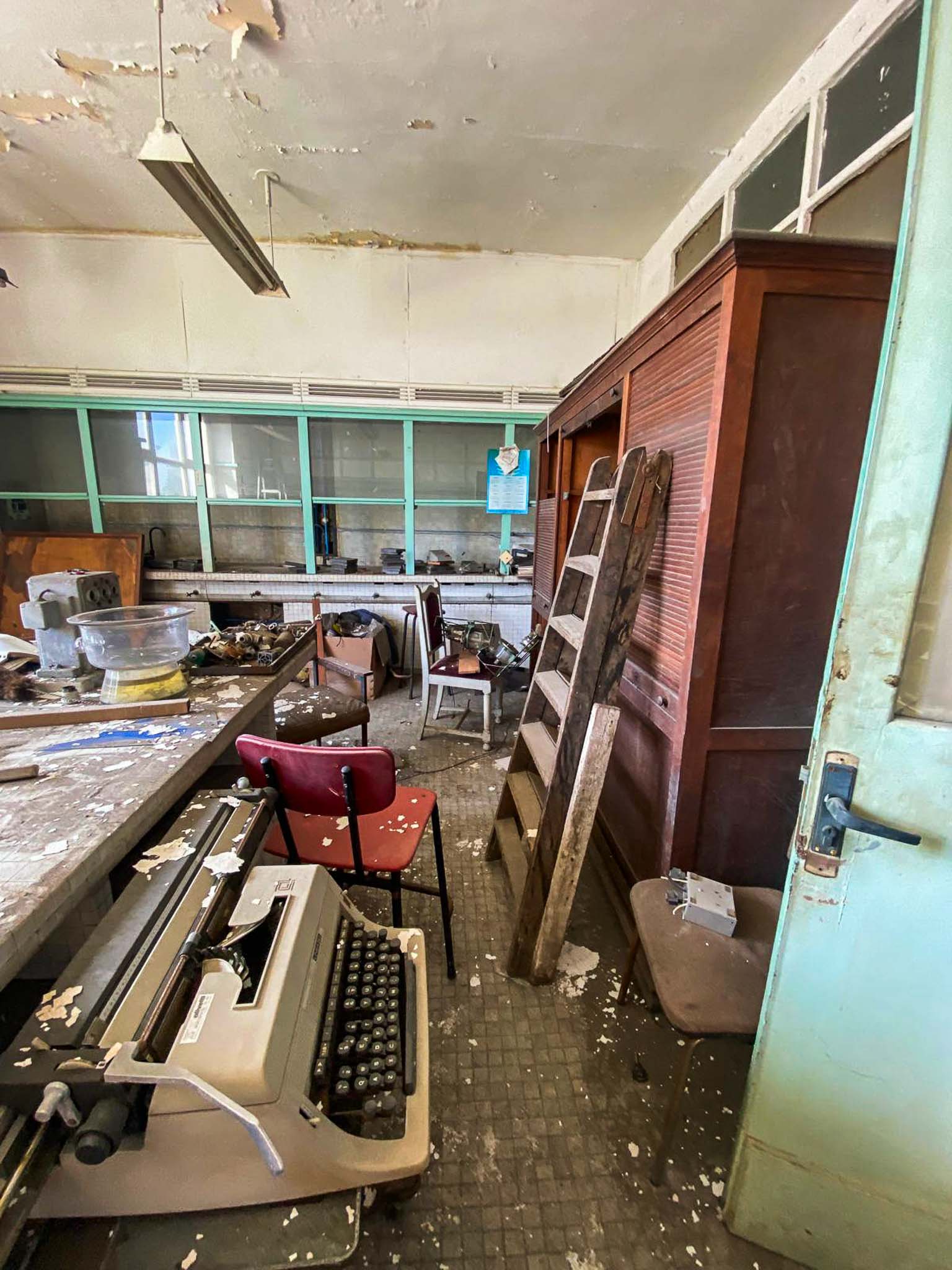 Algunos bienes, desde máquinas de escribir o muebles en general, permanecen en el mismo sitio en el que quedaron hace cinco años, tras el cierre de la fábrica en febrero de 2020. 