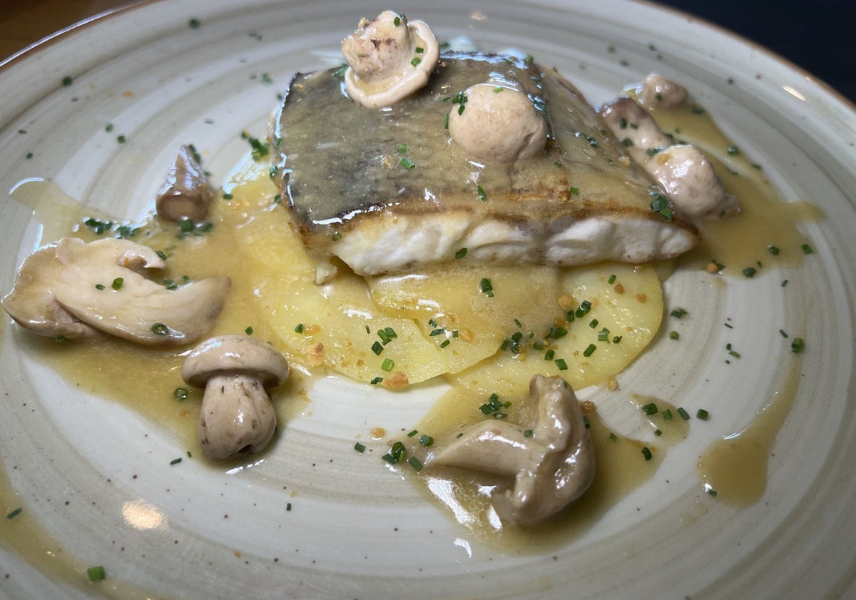 Imagen principal - Lubina sobre patatas con guarnición de perrechicos y salsa; paletilla lechal con hígado de pato y jugo de tomillo y tarta de queso con helado, fresa y chocolate.