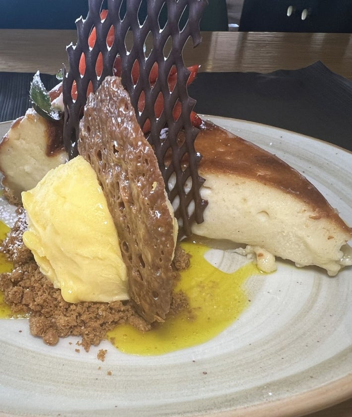 Imagen secundaria 2 - Lubina sobre patatas con guarnición de perrechicos y salsa; paletilla lechal con hígado de pato y jugo de tomillo y tarta de queso con helado, fresa y chocolate.