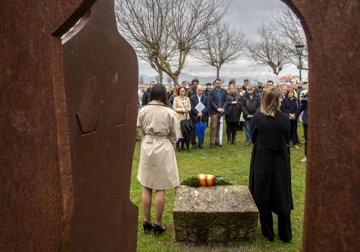 Homenaje celebrado el pasado mes de marzo en el monumento a las victimas del terrorismo en la Magdalena.