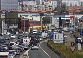 Retenciones en la S-10, a la altura de la Avenida Parayas, uno de los accesos a Santander que más presión sufre a diario.