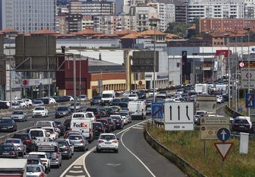 Retenciones en la S-10, a la altura de la Avenida Parayas, uno de los accesos a Santander que más presión sufre a diario.