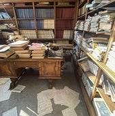 Biblioteca general, plagada de papeles y todo tipo de documentación.