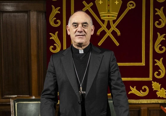 Arturo Ros, en la sede episcopal de Santander.