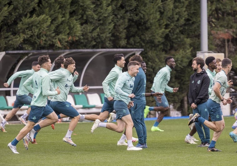 Los jugadores del Racing corren durante una sesión en las Instalaciones Nando Yosu.