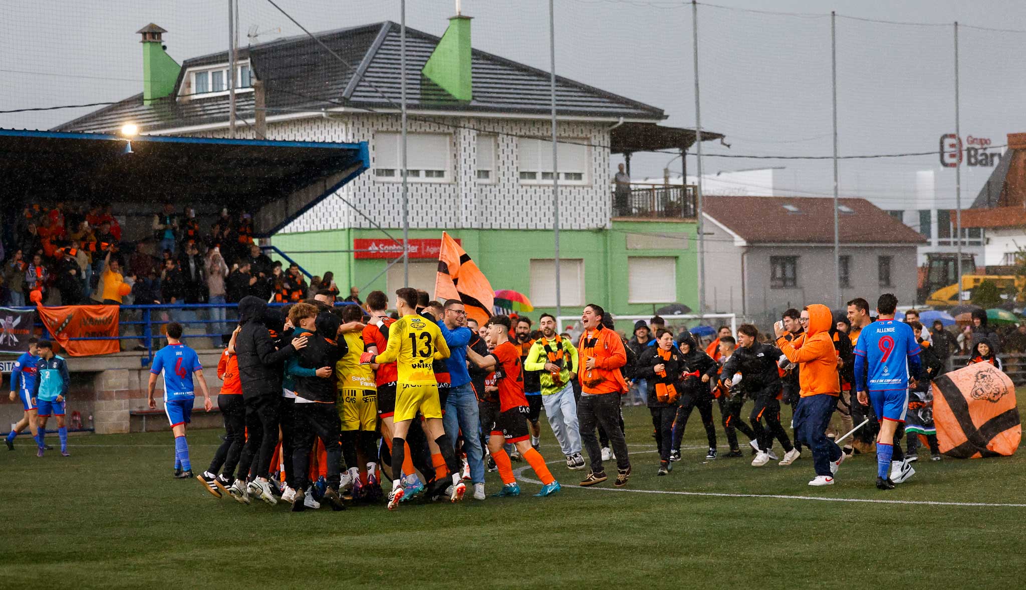 Los compañeros del banquillo saltaron al campo para celebrar el ascenso.