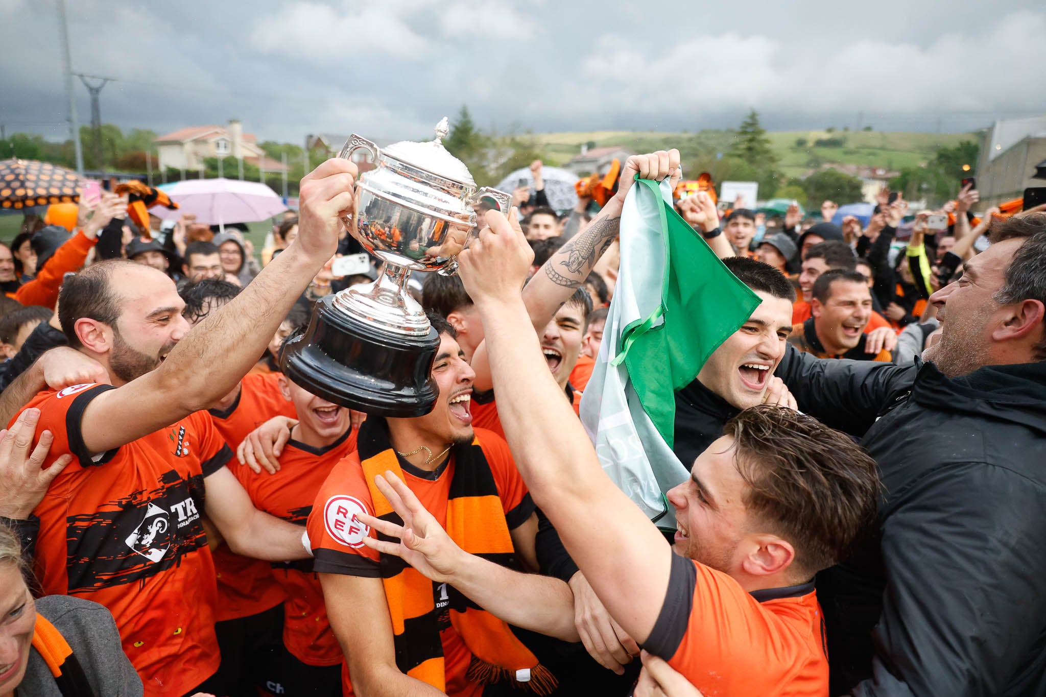 Los jugadores levantaron el trofeo de manera simbólica que les acredita como campeones de Liga.