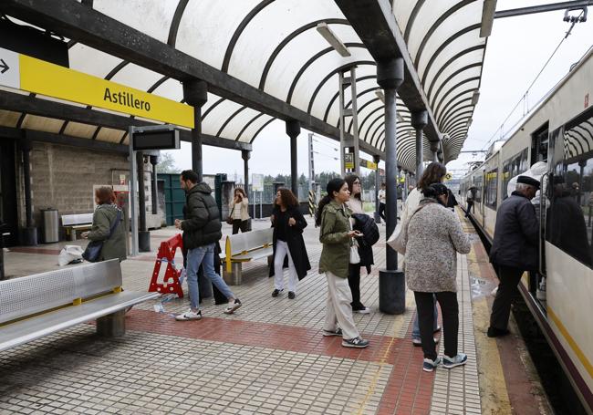 El trasiego de pasajeros haciendo transbordos en la estación de El Astillero es constante.