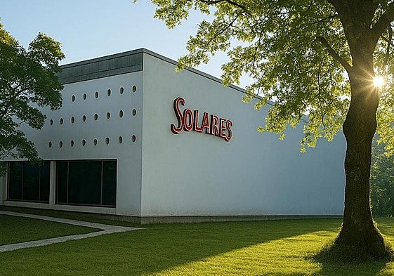 La fachada principal de las instalaciones de la embotelladora de Solares ha sido pintada recientemente.