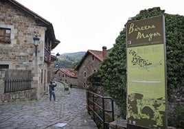 La entrada de la localidad de Bárcena Mayor, en el municipio de Los Tojos.