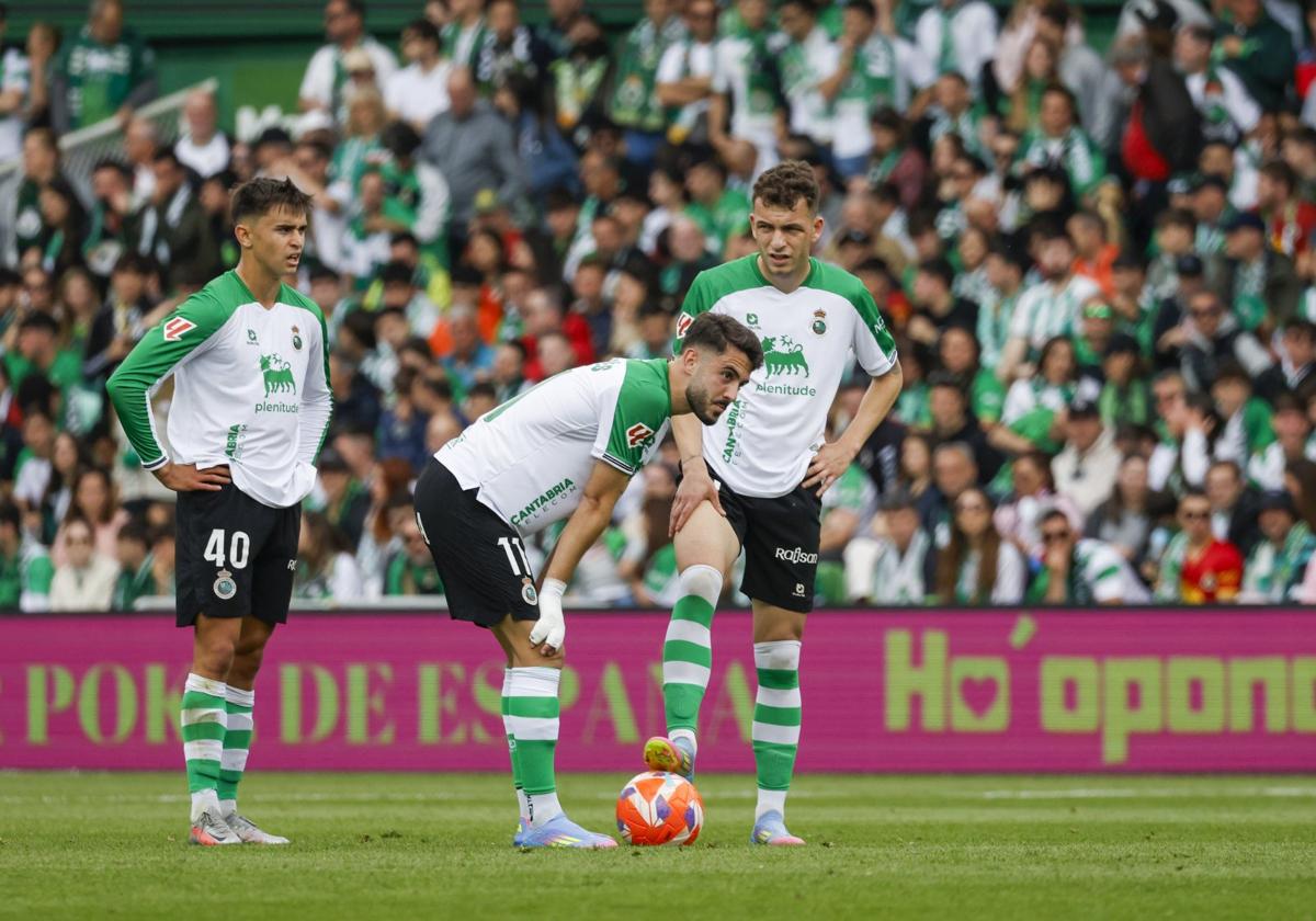 Andrés Martín, agachado, e Íñigo Vicente se preparan para lanzar una falta. A la izquierda, Mario García.