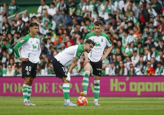 Andrés Martín, agachado, e Íñigo Vicente se preparan para lanzar una falta. A la izquierda, Mario García.