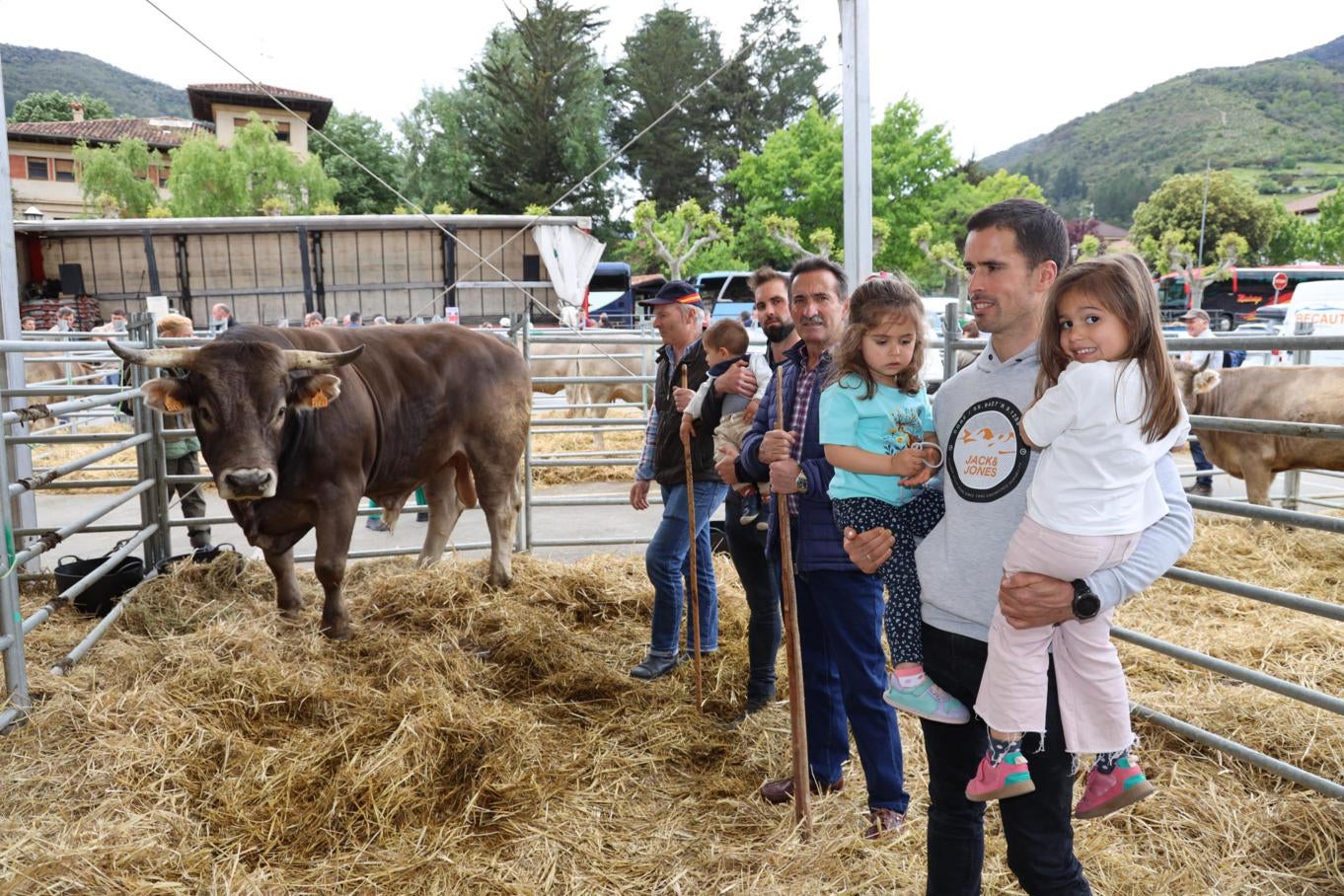 Abel Ruesga acompañado por su familia, con el toro que ganó el premio al mejor animal del concurso