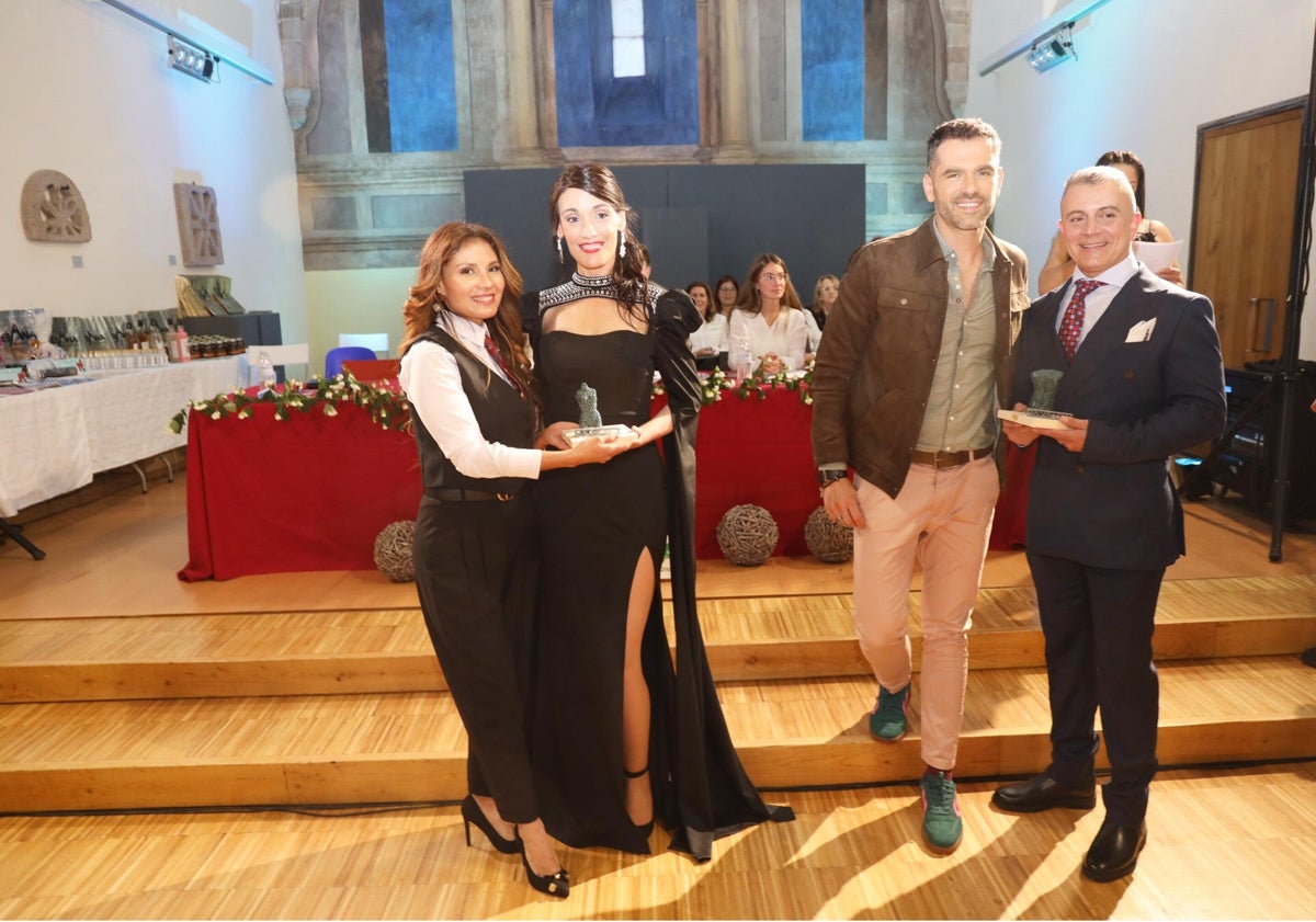 Imagen principal - Entrega de trofeos a los ganadores en las diferentes categorías y un momento del desfile