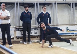 Gabi Cagigas lanza ayer en Noja para Camargo ante Carlos García, Mario Pinta y Néstor Viar.