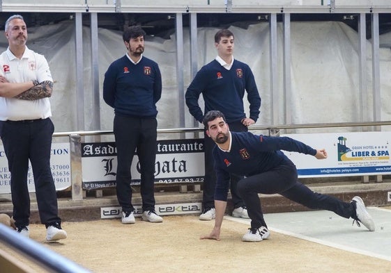 Gabi Cagigas lanza ayer en Noja para Camargo ante Carlos García, Mario Pinta y Néstor Viar.