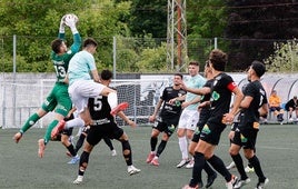 Méndez, el portero del Barbastro, sale para blocar un balón por alto.