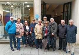 La Agrupación Sénior de la Asociación de Periodistas de Cantabria, junto a la placa de José Estrañi, fundador de la entidad.