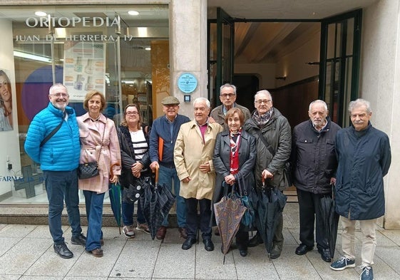 La Agrupación Sénior de la Asociación de Periodistas de Cantabria, junto a la placa de José Estrañi, fundador de la entidad.