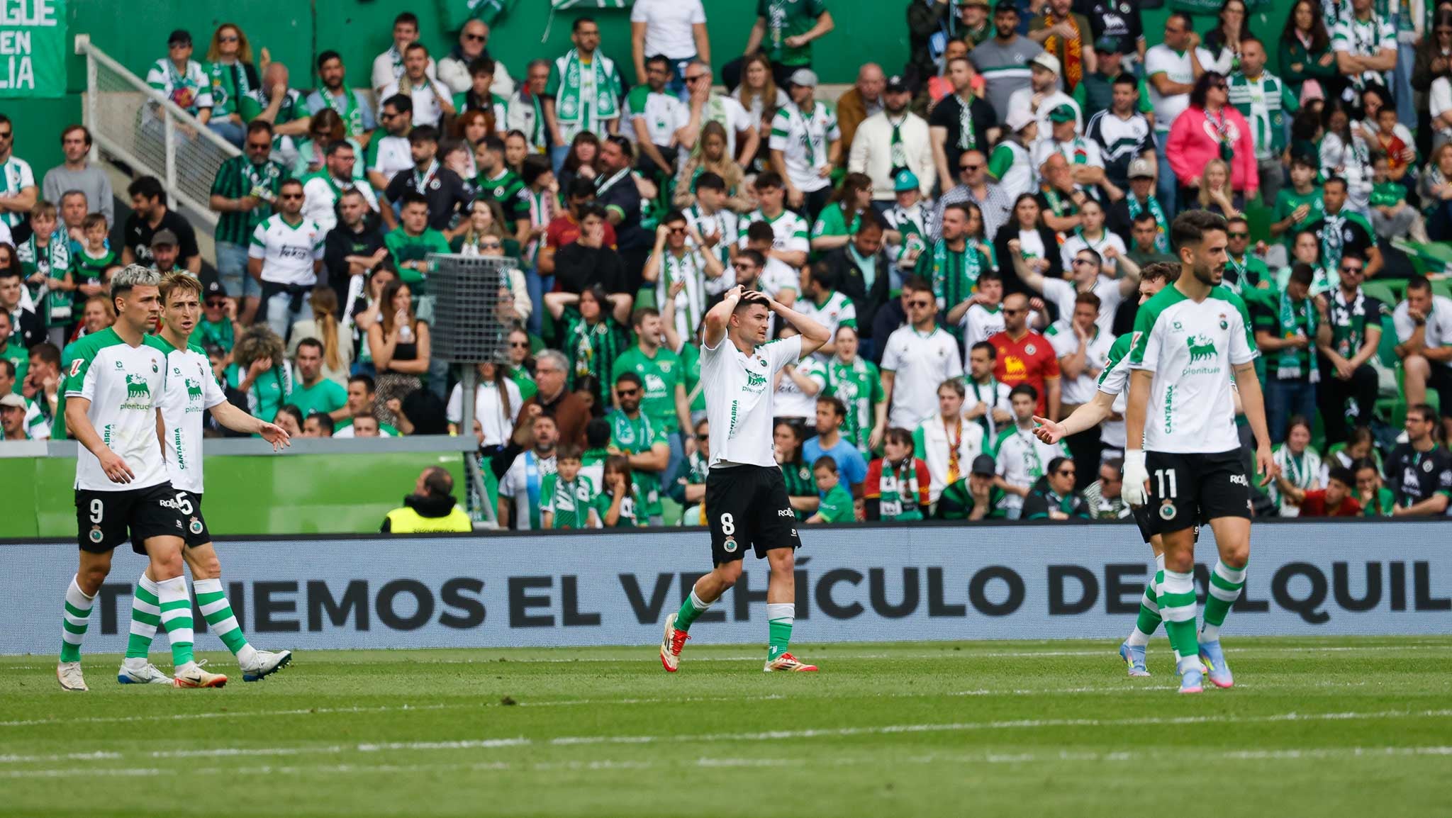 Arana, Javi Castro y Aldasoro, tras el tanto del Oviedo.