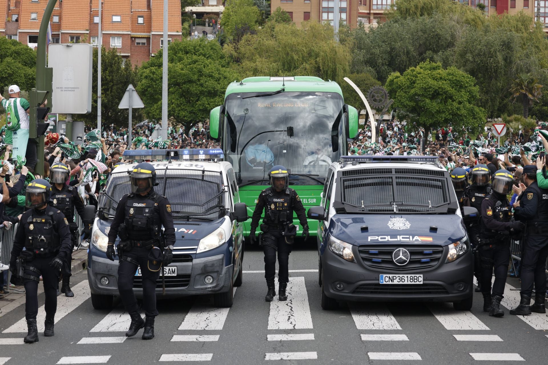 La policía, abriendo camino al autocar racinguista.