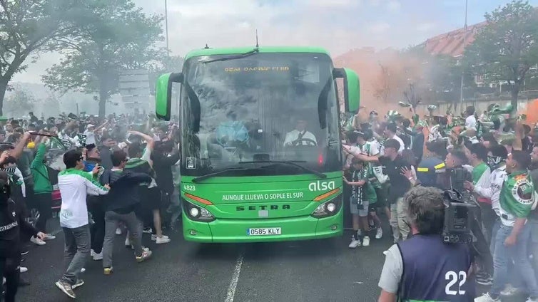 Recibimiento al Racing en los alrededores de los Campos de Sport