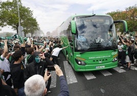 El autobús que trasladaba a los jugadores, entre aficionados y humo de bengalas.