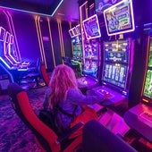 Una mujer, en una sala de juegos de la calle Floranes de Santander.