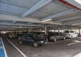 Dos coches dan vueltas para encontrar plaza en el interior del aparcamiento en altura de La Carmencita, en Torrelavega.