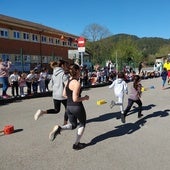 Niños y profesores corriendo en una anterior edición de la fiesta.