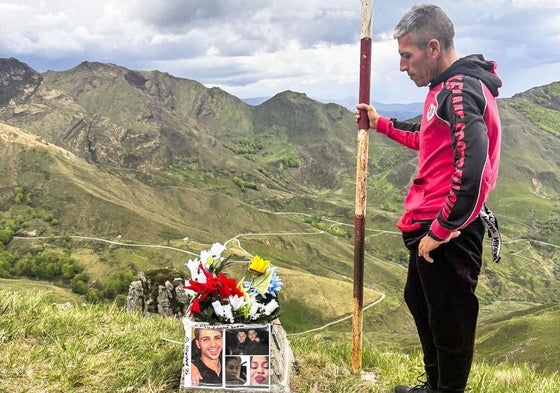 Félix Moreno, padre de Izan, en uno de los dos puntos de Lunada donde flores y fotos recuerdan a los jóvenes.