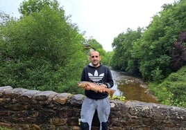 Oscar Maza junto a su captura en el río Miera, a la altura de Rubalcaba.