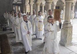 Los religiosos llevan a cabo la procesión de entrada, en el patio interior del Seminario de Corbán.