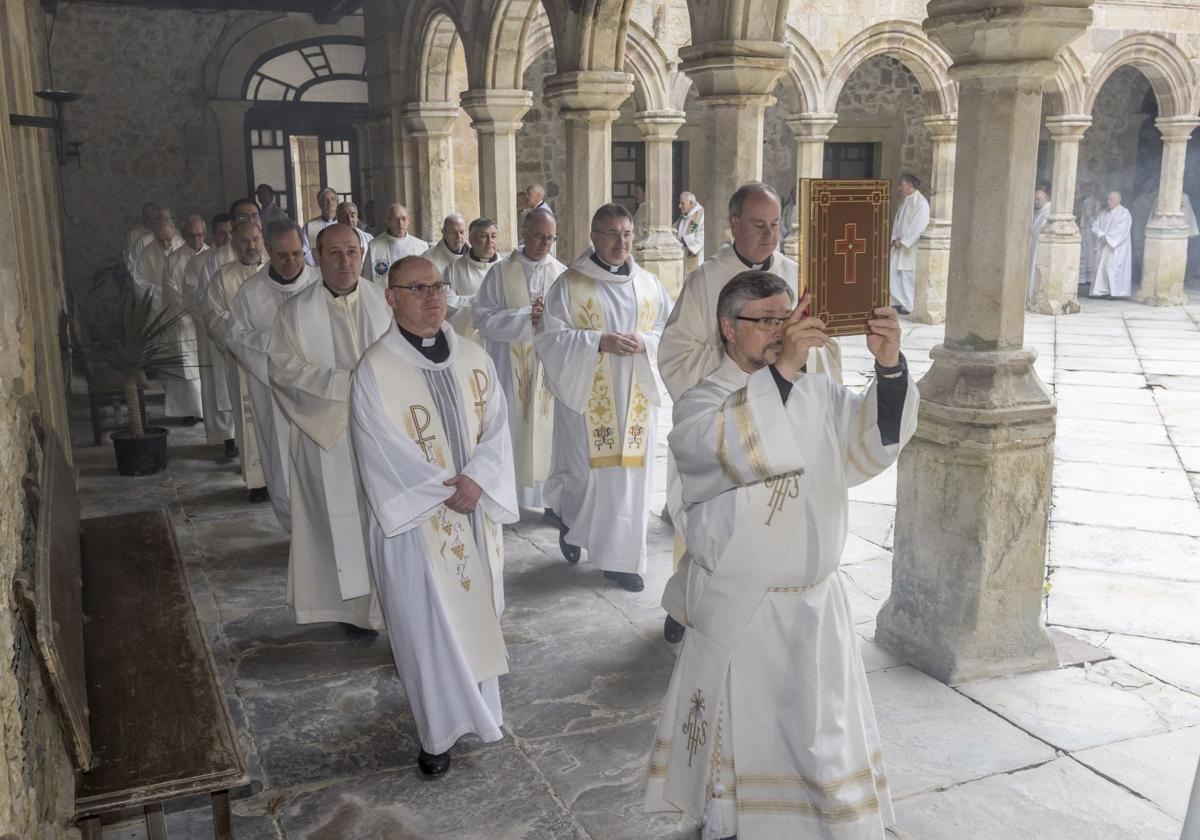 Los religiosos llevan a cabo la procesión de entrada, en el patio interior del Seminario de Corbán.