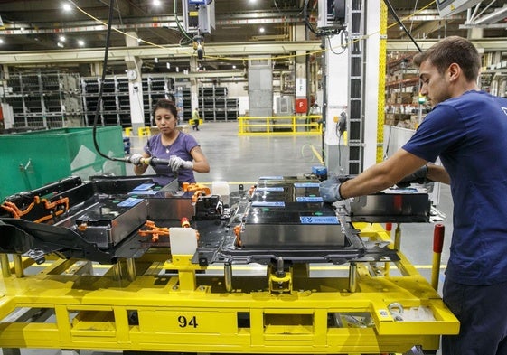 Dos trabajadores de industria.