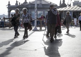 Pensionistas paseando por el centro de Santander