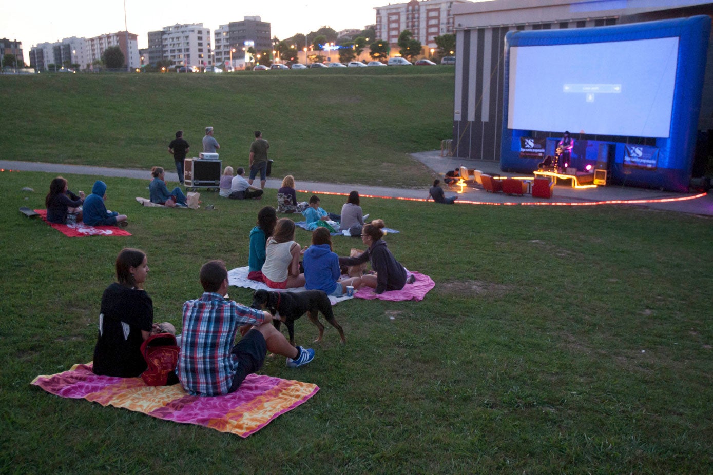 Cuando llega el buen tiempo, el Ayuntamiento suele organizar eventos en el Parque de las Llamas, como conciertos al aire libre.