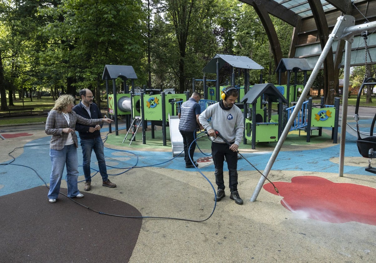 El concejal de Obras, José Luis Urraca, y la concejala de Medio Ambiente, Patricia Portilla, supervisan el inicio de los trabajos en el parque Manuel Barquín.