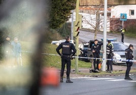 Agente de la Policía Local y Nacional en el lugar del accidente.
