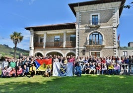 Franceses y cántabros en la despedida previa a la partida hacia La Haye.