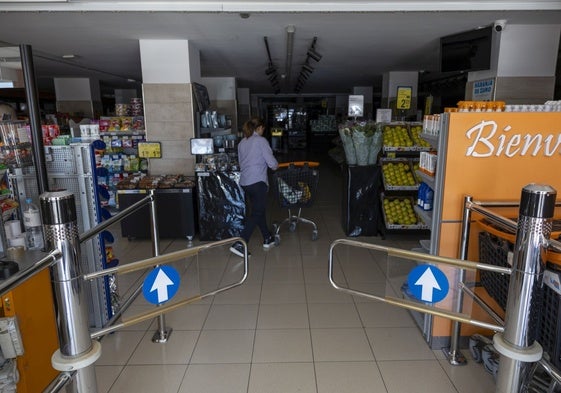Cadena de supermercados, durante el apagón de cinco horas en Cantabria el pasado 28 de abril.