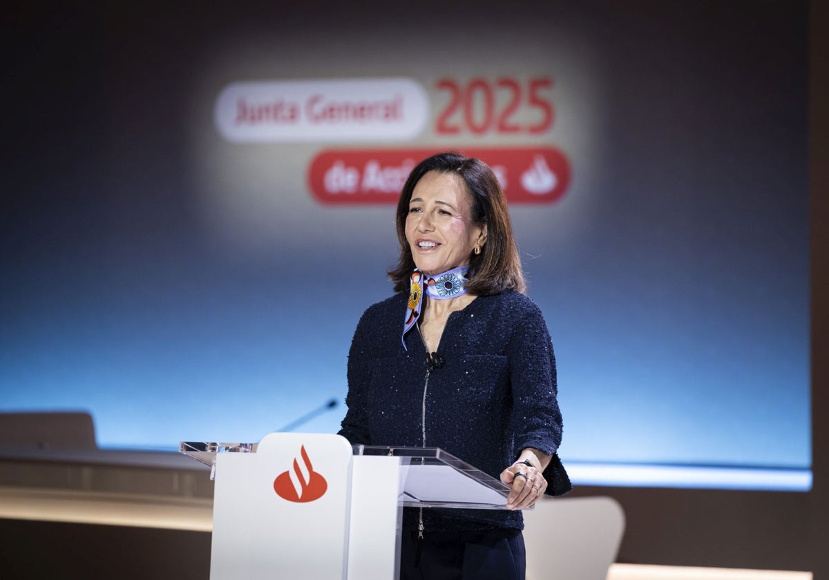Ana Botín, presidenta de Banco Santander, en la Junta de Accionistas de abril.