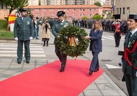 Orantos y Gómez de Diego homenajean a los agentes fallecidos en acto de servicio.