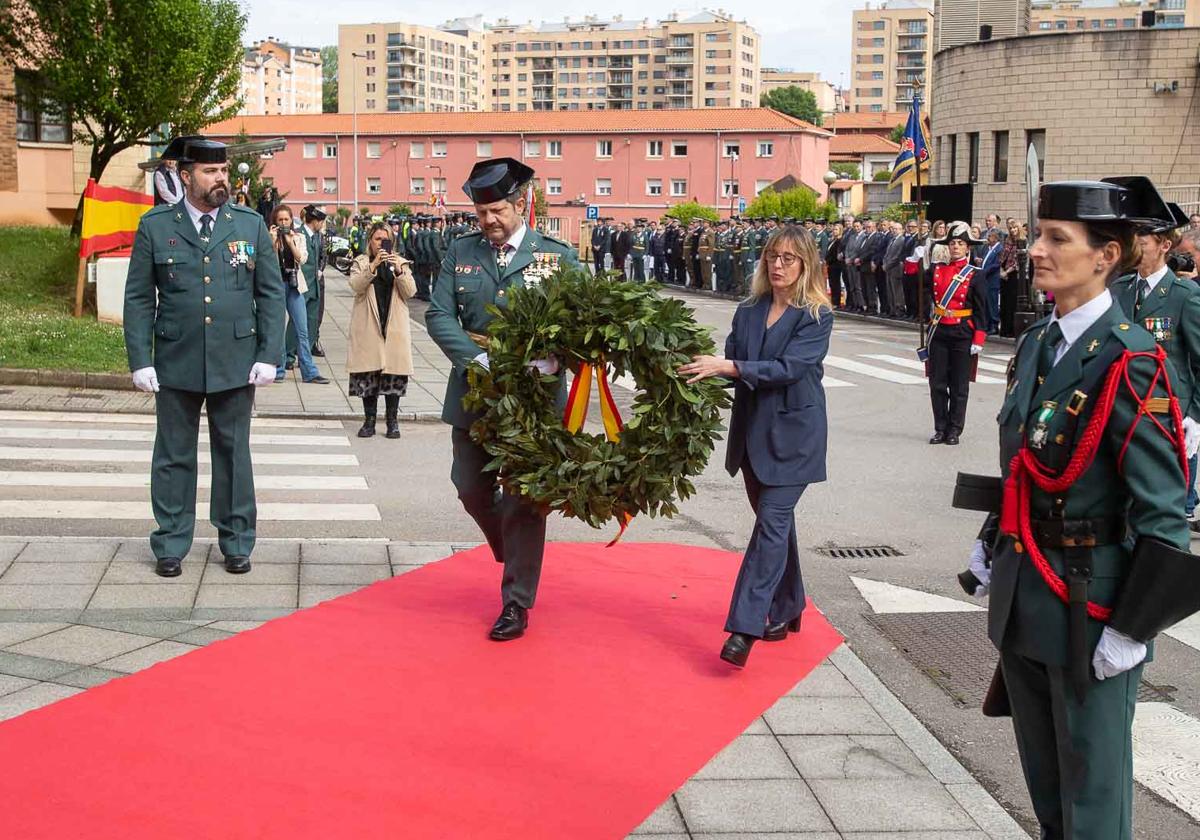 Orantos y Gómez de Diego homenajean a los agentes fallecidos en acto de servicio.