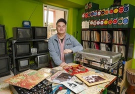 Rodeado de discos, siempre con música entre manos, es la imagen habitual de Luis Avín en sus diversas facetas de locutor, DJ o divulgador.