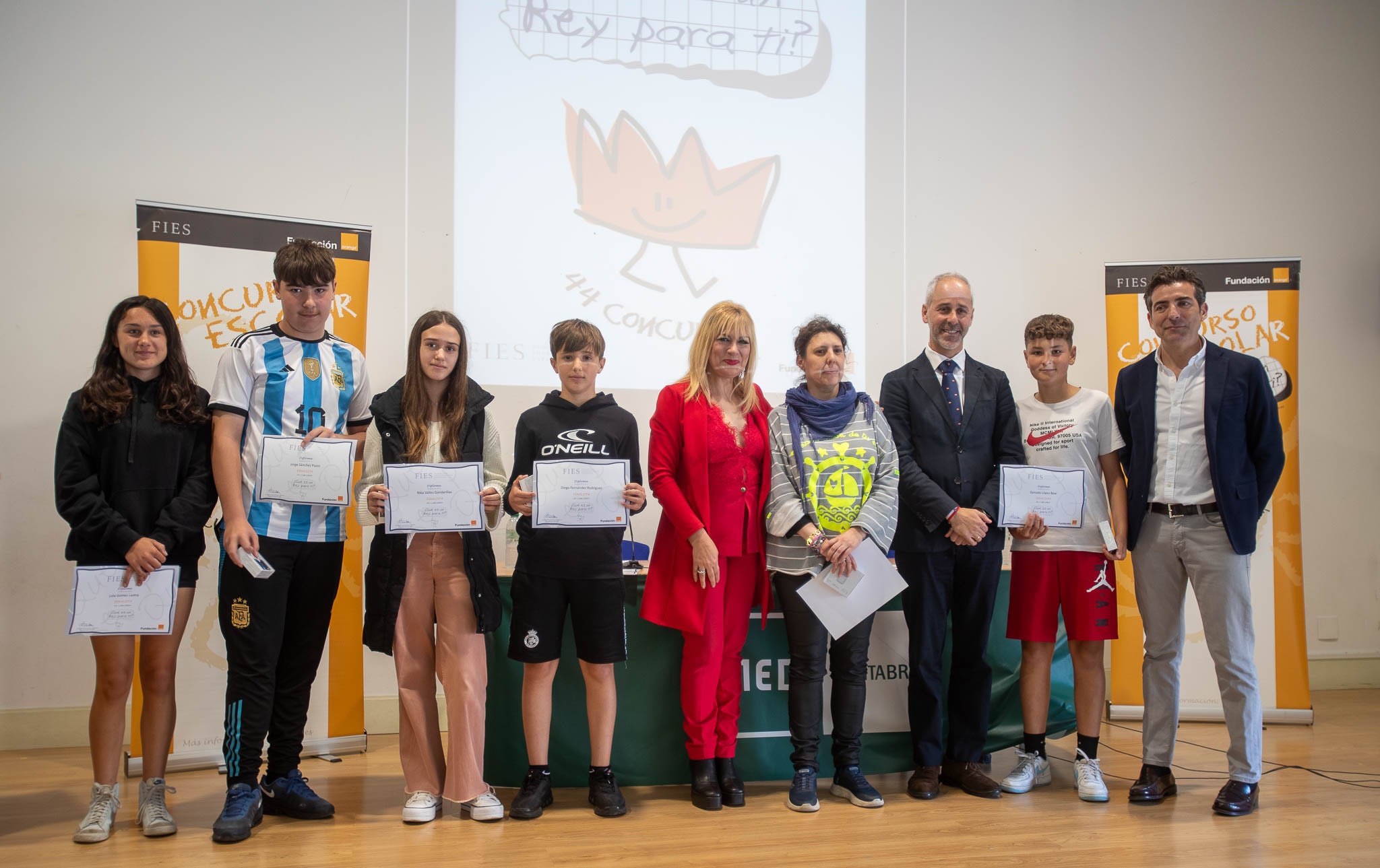 Alumnos y profesores del Colegio Miguel Bravo-La Salle, de Santander, que han posado con sus diplomas en el salón de actos de la UNED. 