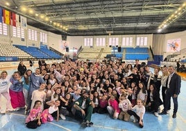 Emir Abdul Gani con las personas que bailaron para él pasado sábado en Santander