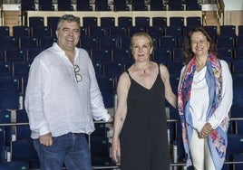 David Cubillas, Marina Kolesnikova y Miren Zubeldia, posan en el Palacio de Festivales durante la performance de cellos.