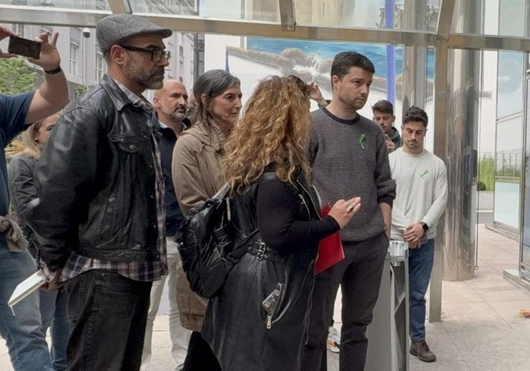 Representantes de la Junta de Personal Docente frente a la puerta del Gobierno de Cantabria.