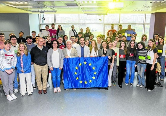 Los participantes, con la bandera de la UE, al término de las actividades celebradas en el campus de la UC por el Día de Europa